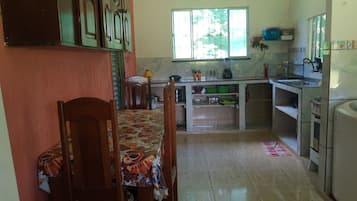 Fridge, oven, stovetop, cookware/dishes/utensils