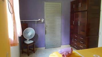 2 quartos, ferros/tábuas de passar roupa, roupa de cama