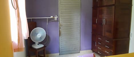 2 quartos, ferros/tábuas de passar roupa, roupa de cama