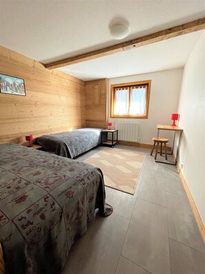 2 bedrooms, iron/ironing board, travel cot, free WiFi