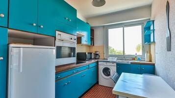 Réfrigérateur, micro-ondes, four