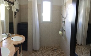 Douche, sèche-cheveux, papier toilette
