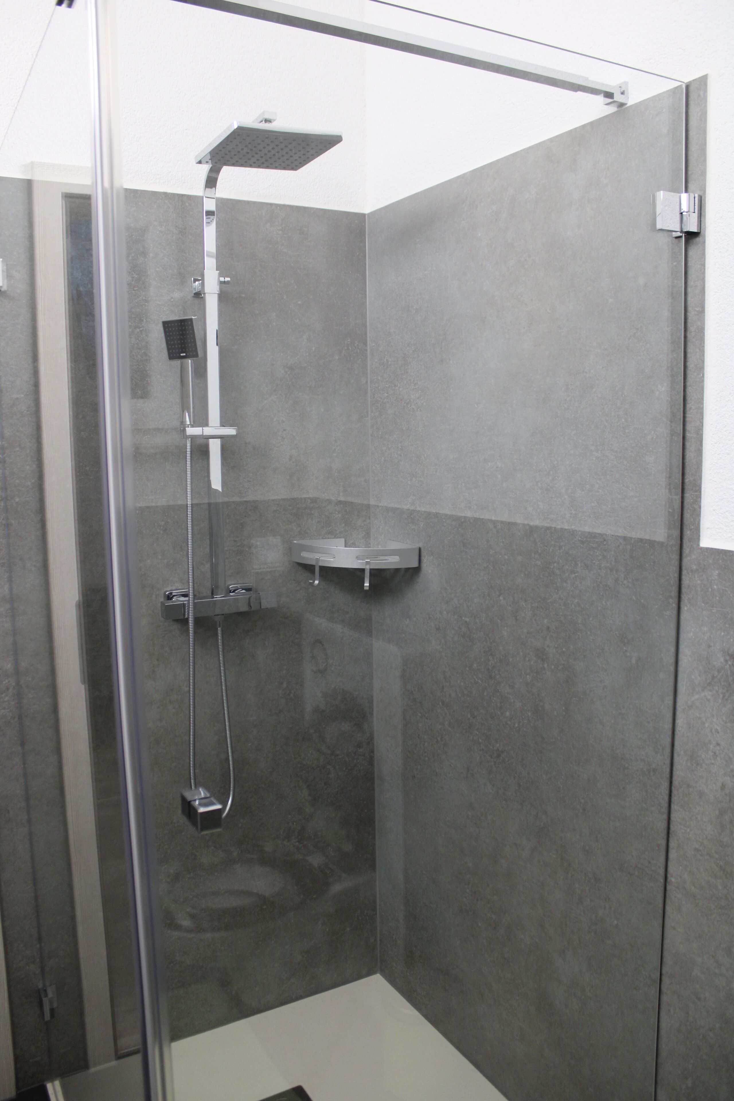 Douche, sèche-cheveux, serviettes fournies, papier toilette