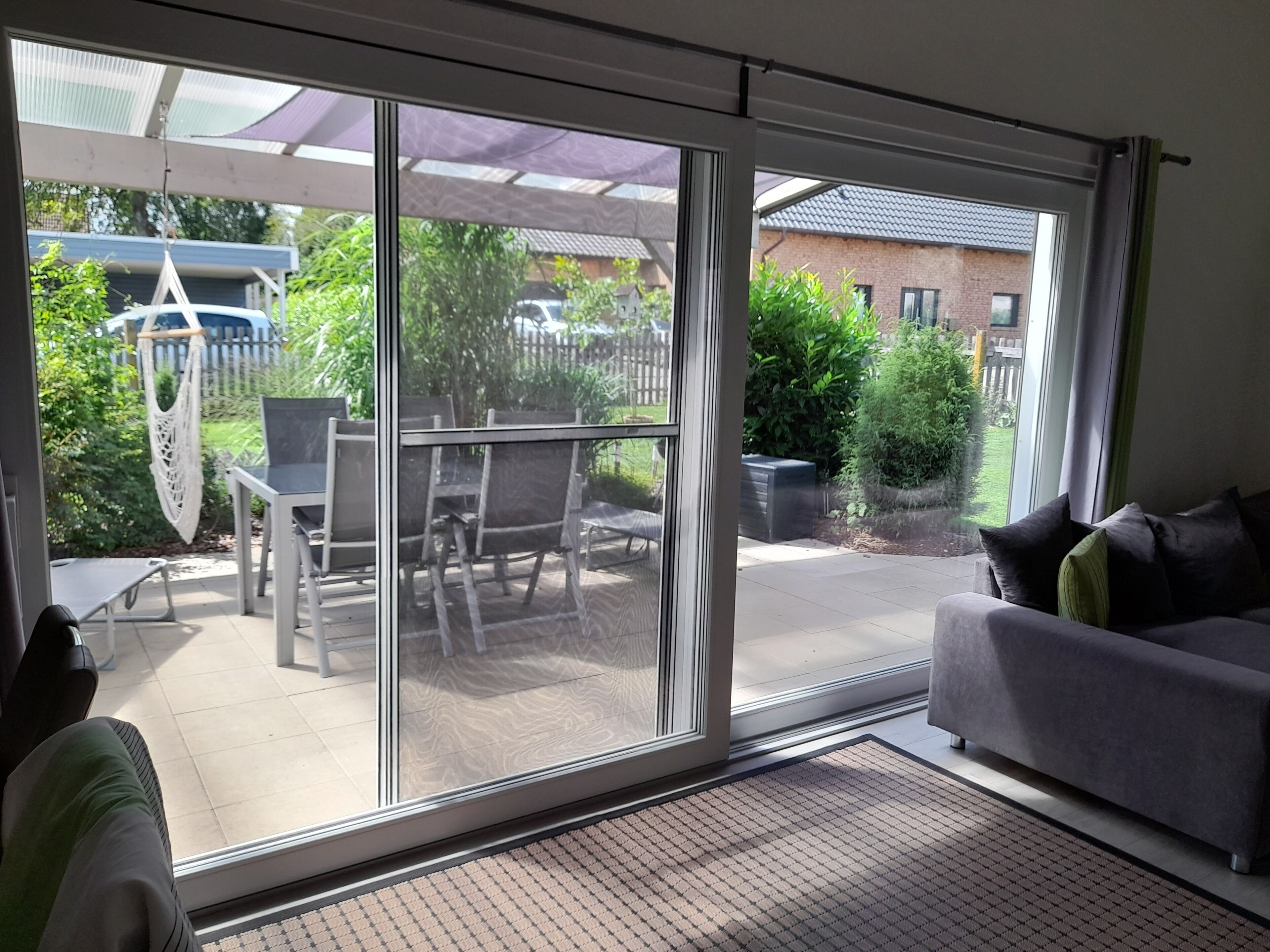 Smart-TV, Kamin, Bücher, Videothek