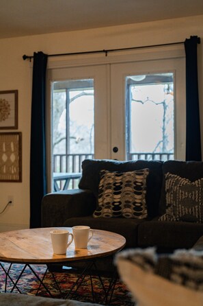 Een smart-tv, een open haard, tafelvoetbal en een tafeltennistafel