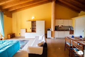 Exclusive Apartment | 1 bedroom, Frette Italian sheets, premium bedding, desk - Feeling House (Salò)