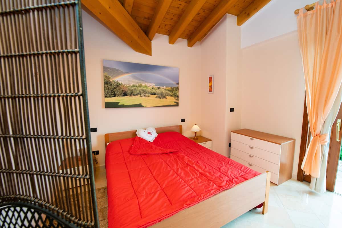 City Apartment | 1 bedroom, Frette Italian sheets, premium bedding, desk