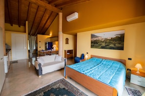 Exclusive Apartment | 1 bedroom, Frette Italian sheets, premium bedding, desk - Feeling House (Salò)