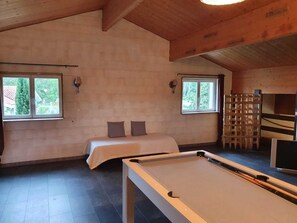 7 habitaciones, tabla de planchar con plancha y cuna de viaje 