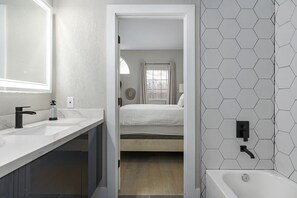 Suihkun ja ammeen yhdistelmä, hiustenkuivaaja, pyyhkeet, saippua