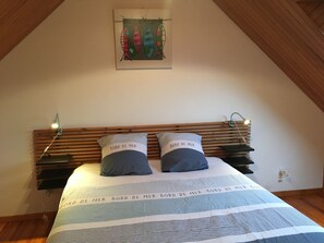 3 chambres, bureau, fer et planche à repasser, lit de bébé portatif