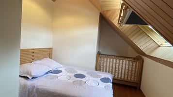 3 habitaciones, escritorio y tabla de planchar con plancha