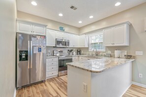 Kjøleskap, mikrobølgeovn, ovn og kokeplater