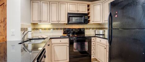 ثلاجة، فرن، موقد طهي مسطح، غسالة أطباق