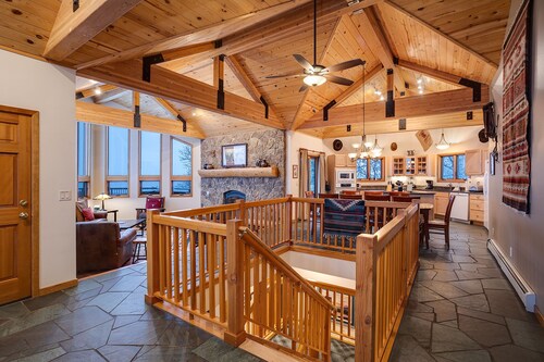 90ST1 | Dog Friendly | Private Hot Tub | Short Walk to Slopes | Winter Shuttle