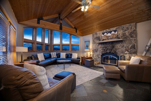 90ST2 | Dog Friendly | Private Hot Tub | Close to Skiing | Winter Shuttle