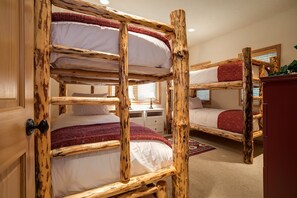 3 habitaciones, tabla de planchar con plancha, wifi y ropa de cama