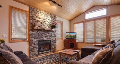 L1915 | Nice Mtn Home | Dog Friendly | Private Hot Tub | Views | Winter Shuttle