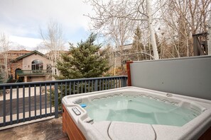 Tina de hidromasaje al aire libre