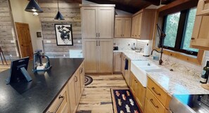 Coffee/tea maker, fridge, microwave, oven - Yellowstone-30 MIN | Near Big Springs | Sleeps 10 (Island Park)