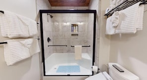 Combined shower/bathtub, hair dryer, towels, shampoo - Yellowstone-30 MIN | Near Big Springs | Sleeps 10 (Island Park)