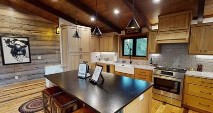 25 MI to YNP | Near Big Springs | Sleeps 10