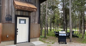 Un bâtiment rustique avec une porte blanche et le numéro « 4199 » peint sur le mur.
