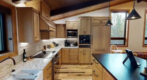 Una cocina con armarios de madera, microondas y cafetera.