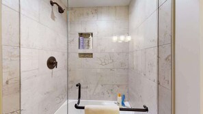 Ducha y bañera combinadas, secador de pelo, toallas y champú
