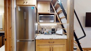 Réfrigérateur, micro-ondes, four, plaque de cuisson