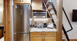 Wasserkocher mit Kaffee-/Teezubehör, Kühlschrank, Mikrowelle, Ofen