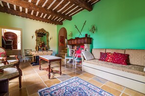 TV connectée, livres, chaîne hi-fi, espaces bureaux