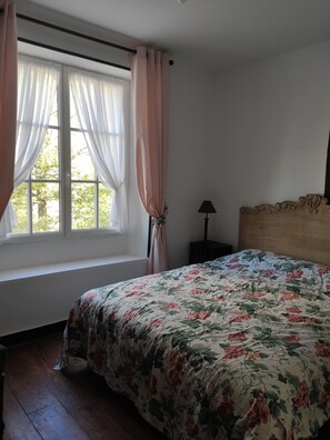 2 chambres, bureau, fer et planche à repasser, lit parapluie