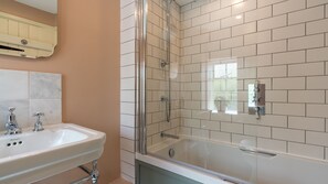Combined shower/tub, hair dryer, towels