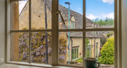 Poppy Cottage - sleeps 4 guests in 2 bedrooms