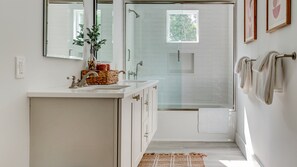 Badewanne, Haartrockner, Handtücher