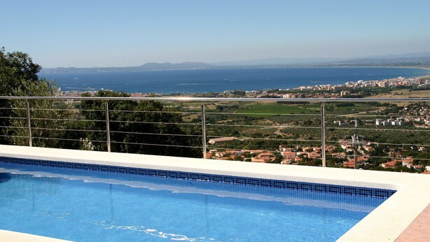 A swimming pool with a view of a coastal cityscape. - lovely apartment with private swimmingpool and stunning views (Rosas / Roses)