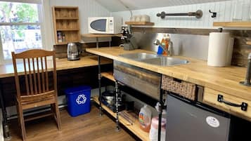Kühlschrank, Mikrowelle, Wasserkocher mit Kaffee-/Teezubehör