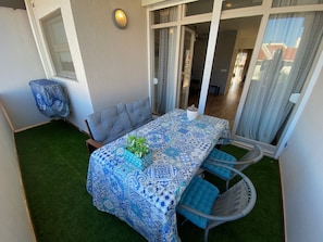 Outdoor dining - B4 Apartment - sea views, airco, 100m from the beach (Torroella de Montgri)