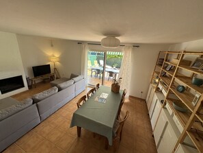 Televisie en een open haard