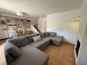 Una televisión, una chimenea