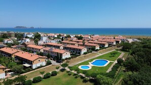 A coastal residential area with terraced houses, a swimming pool, and a view of the sea. - Daró 3D 49 - Aircon, pool, corner house, 250m from the beach (Torroella de Montgri)