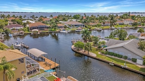 Marina - WALK TO BEACH! - Luxury Waterfront, 4Bds/3 Ensuites, Pool/Spa, Dock/Direct Gulf Access, Kayaks (Cape Coral)