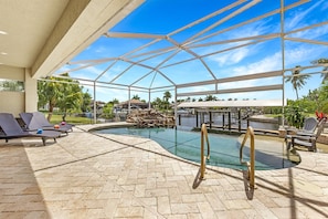 A heated pool - WALK TO BEACH! - Luxury Waterfront, 4Bds/3 Ensuites, Pool/Spa, Dock/Direct Gulf Access, Kayaks (Cape Coral)