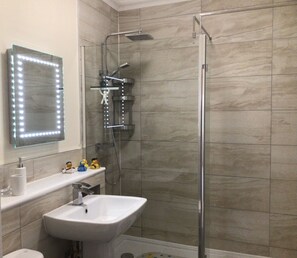Dusche, Haartrockner, Handtücher, Seife