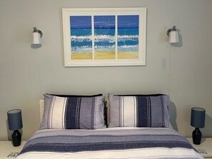 2 bedrooms, desk, soundproofing, iron/ironing board - A beautiful ground floor apartment with courtyard garden (Bournemouth)