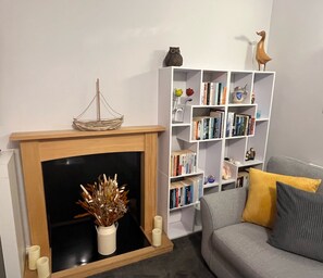 Smart TV, DVD player, books, music library - A beautiful ground floor apartment with courtyard garden (Bournemouth)