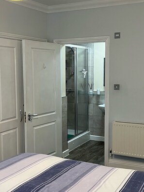 2 chambres, bureau, chambres insonorisées, fer et planche à repasser