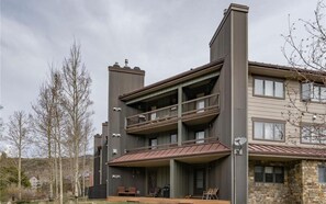 Exterior - Walk to the Lifts/Shared Hot Tub/Stunning Mountain Views (Keystone)