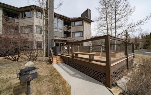 Walk to the Lifts/Shared Hot Tub/Stunning Mountain Views